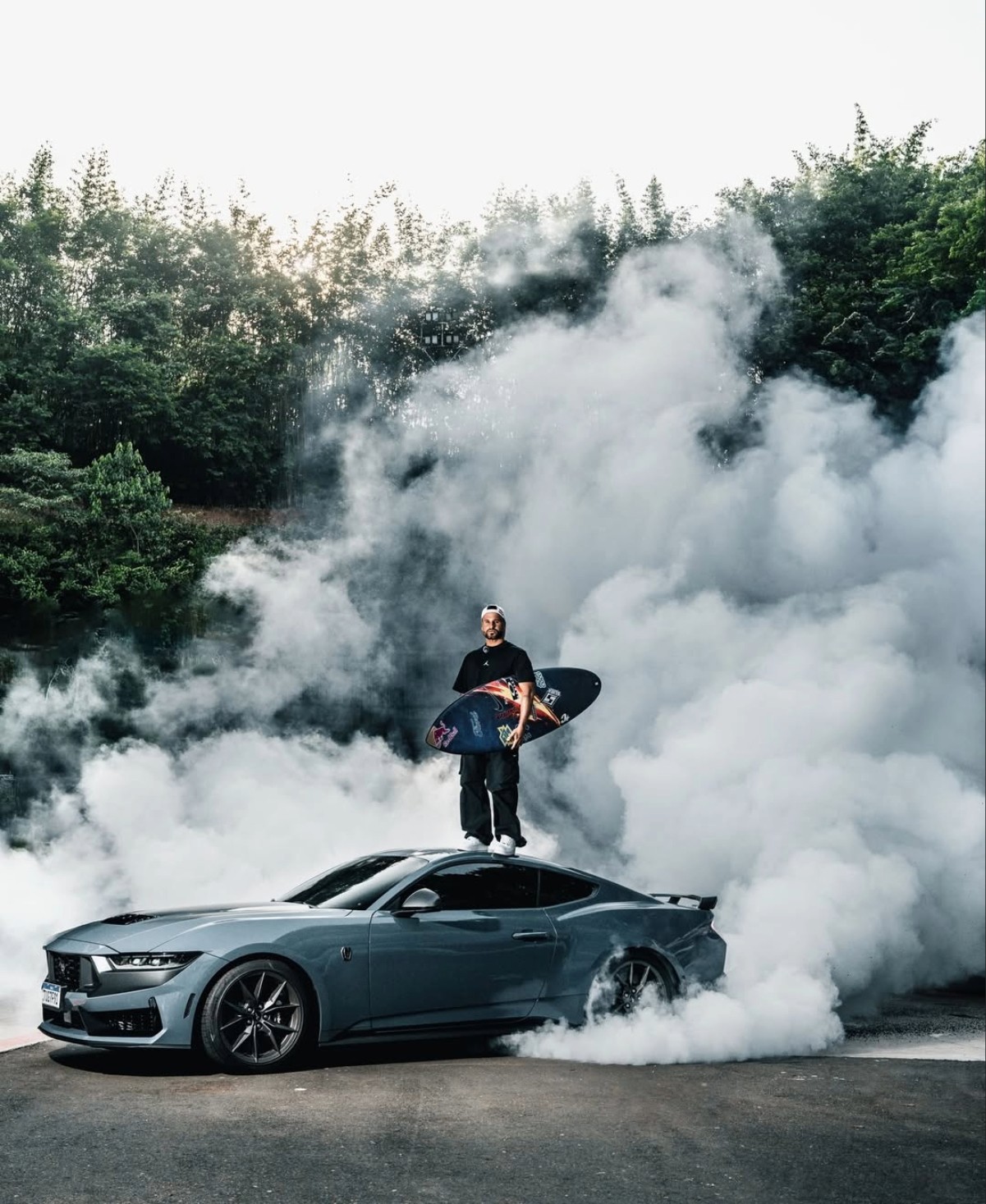 Italo Ferreira apresenta nova prancha inspirada em carro da Fórmula 1