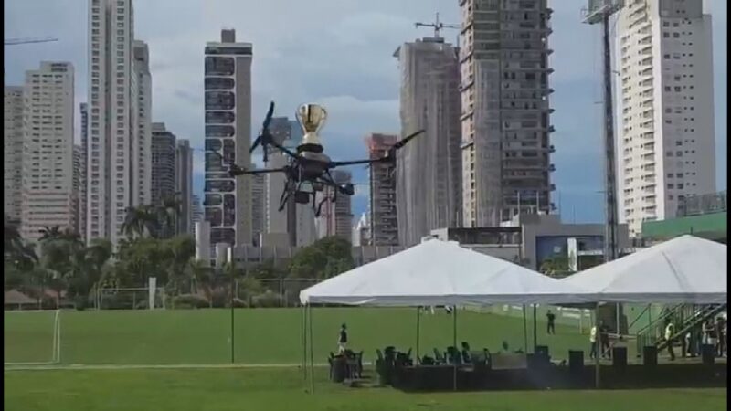 Troféu do Campeonato Goiano fica amassado após cair de drone e será substituído; veja