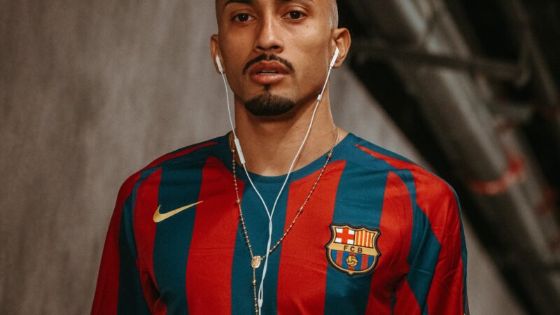 Torcida do Barcelona esgota camisa de Ronaldinho em menos de 24 horas