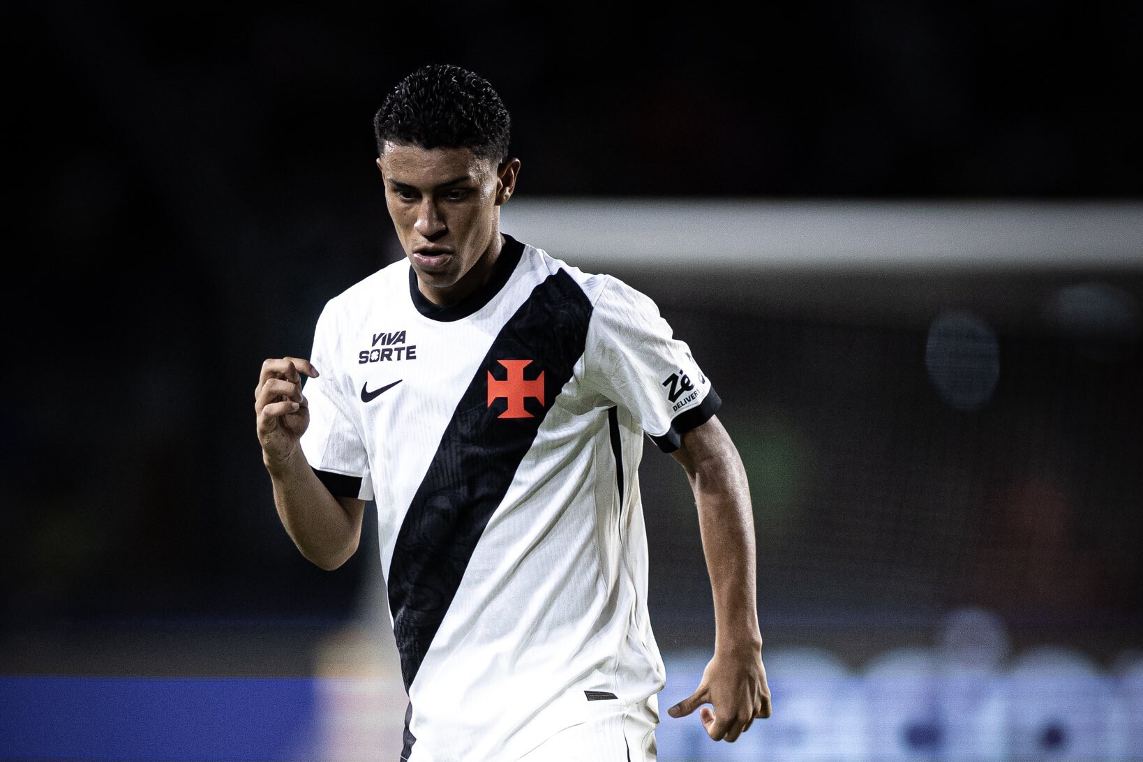 Novo camisa 10, Rojas aumenta status no Vasco e é exceção em início sem brilho de reforços