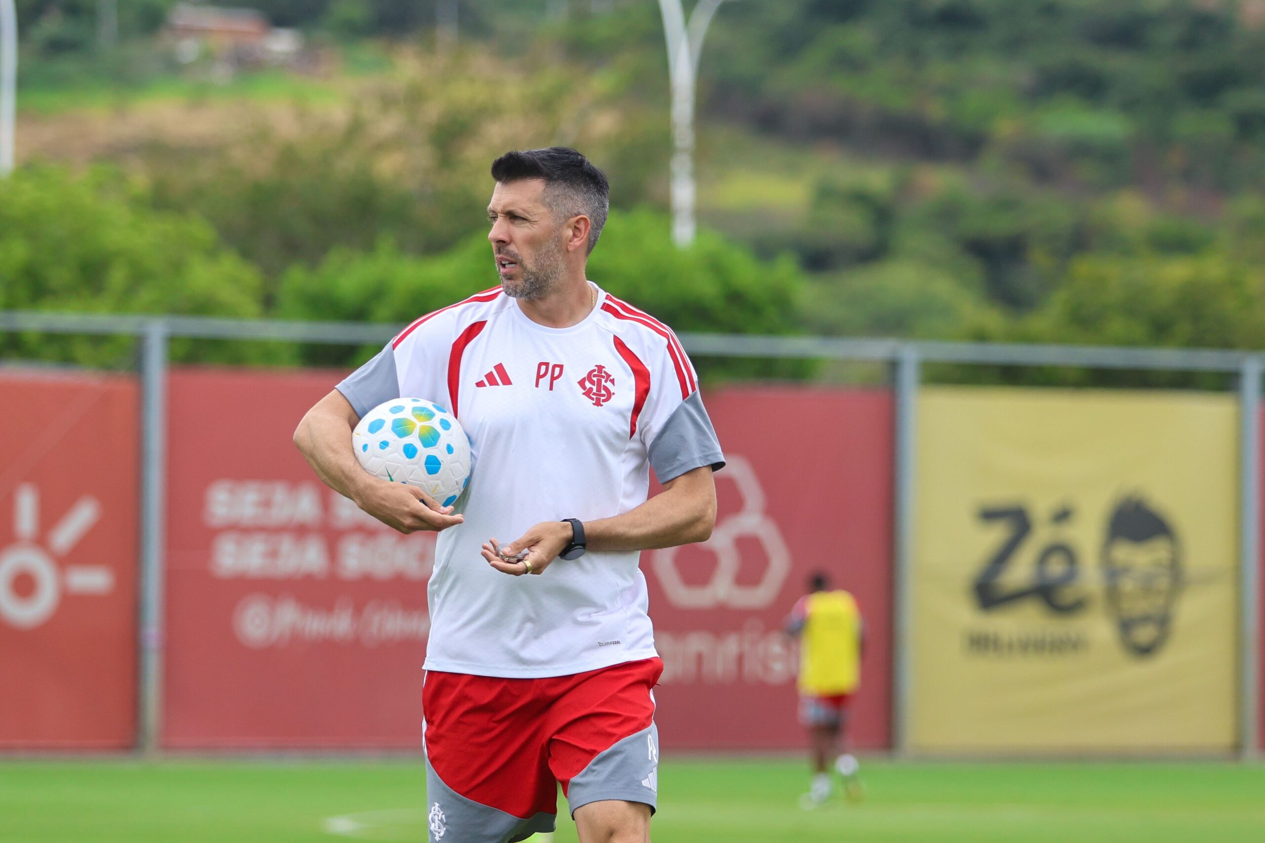 Em busca da primeira vitória no Brasileirão, Inter terá técnico interino diante do Bahia