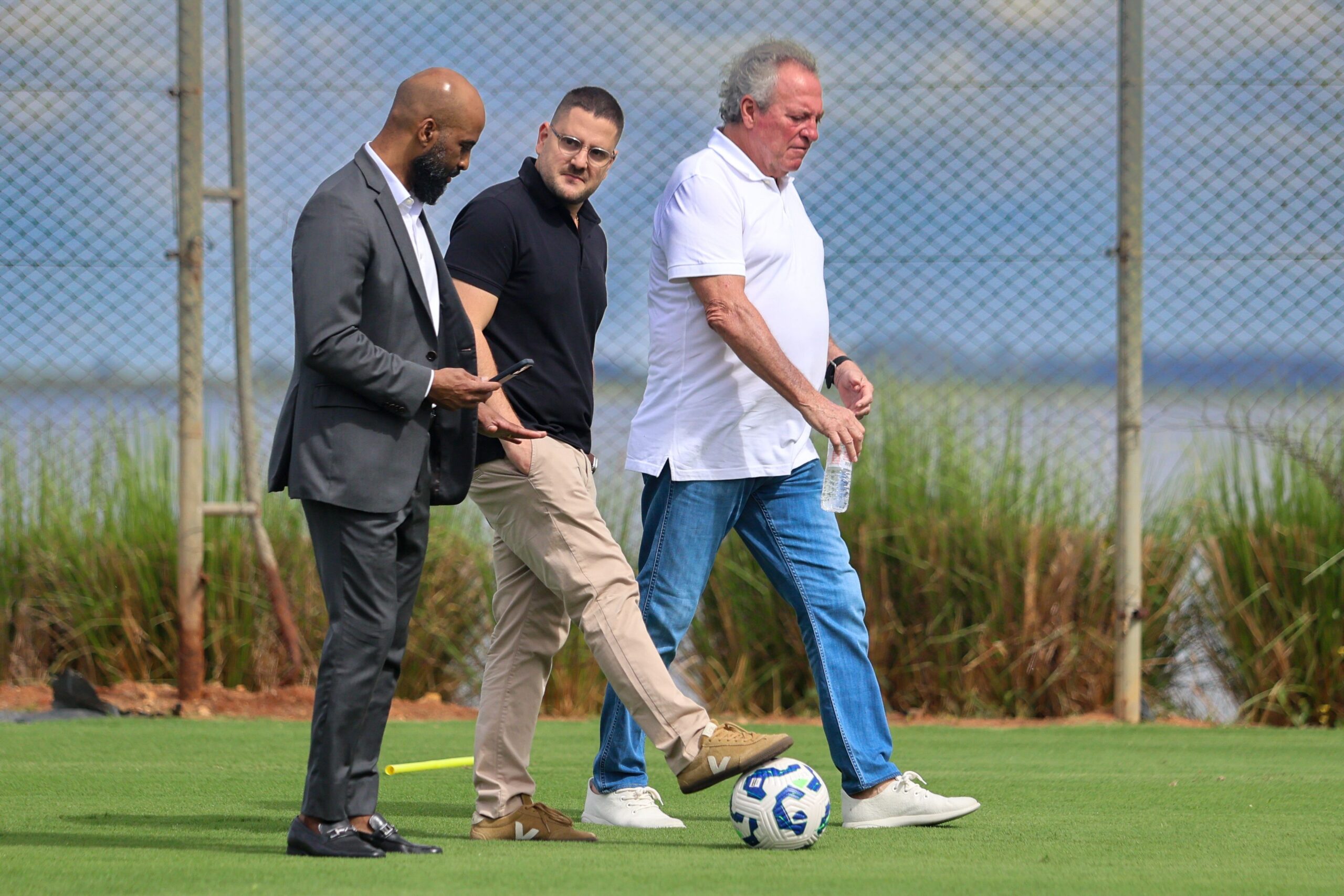 Transfer ban e mercado restrito travam busca do Inter por reforços até o fim da janela