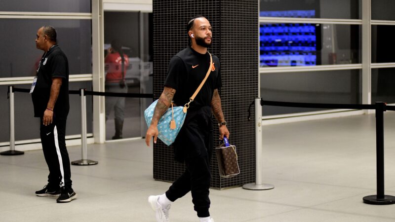 Memphis usa celular no banco de reservas do Corinthians e faz post em rede social para se explicar