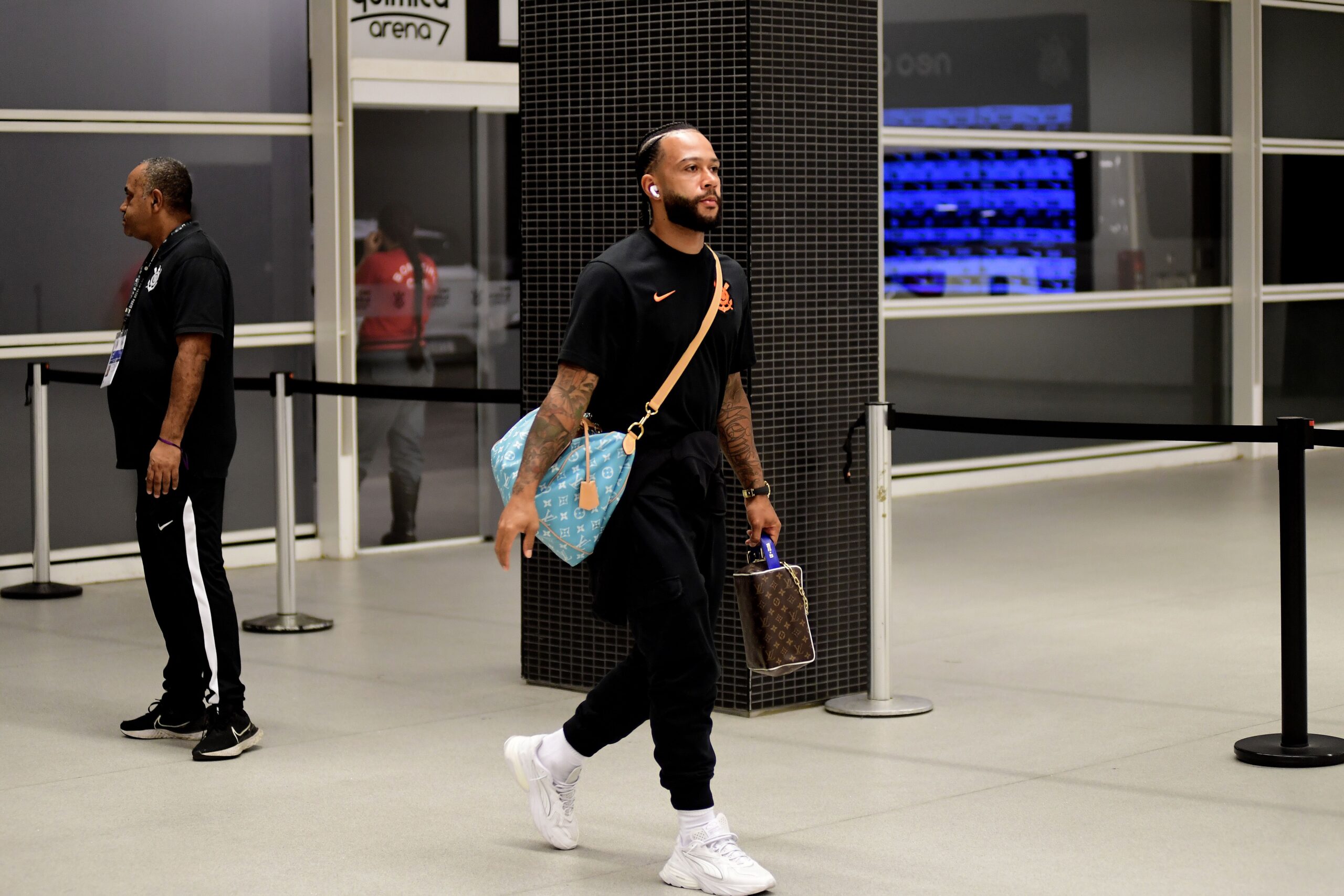 Memphis usa celular no banco de reservas do Corinthians e faz post em rede social para se explicar