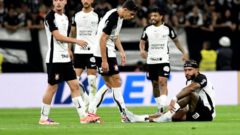 Memphis sente incômodo na coxa e pede substituição após participar de gol do Corinthians
