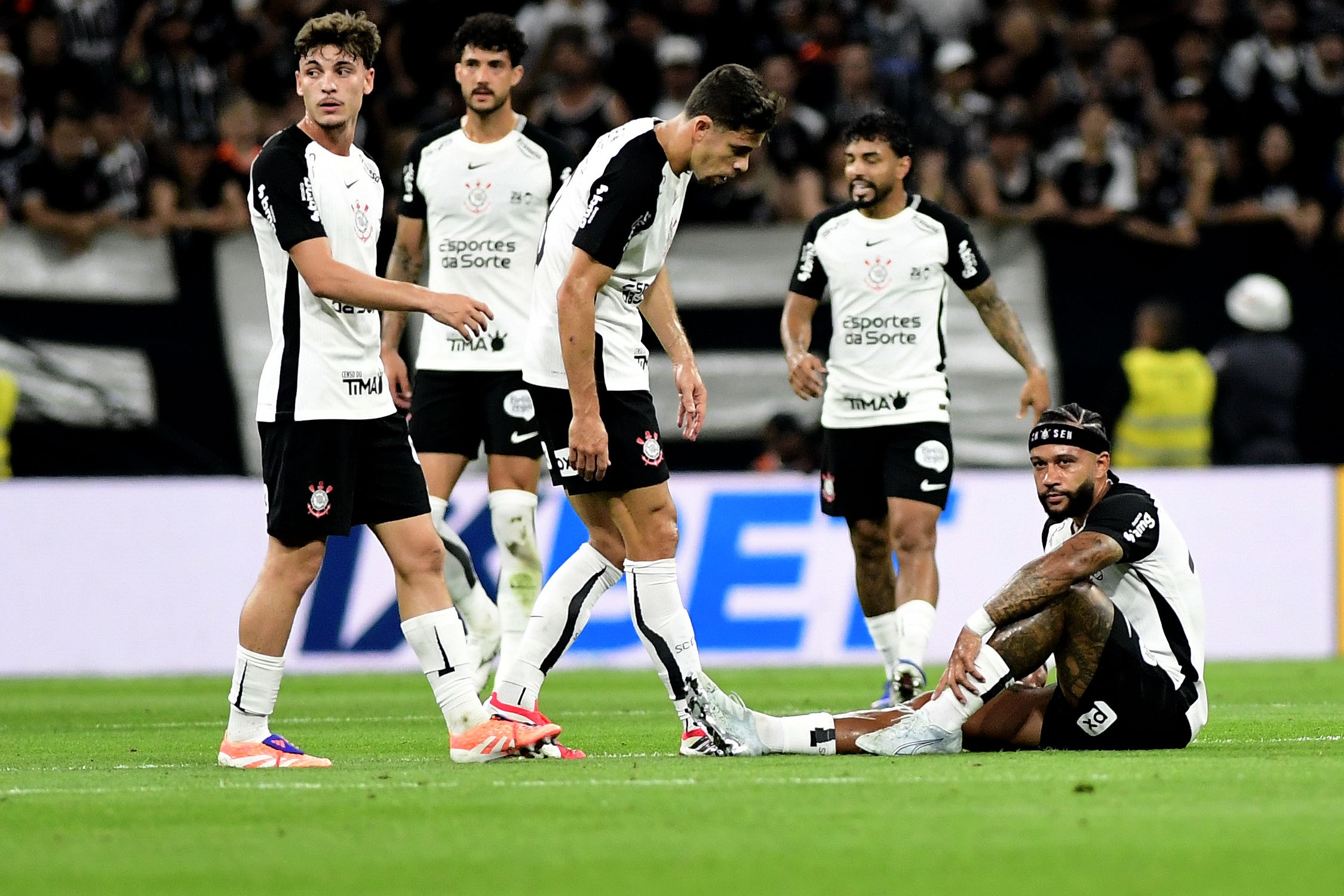 Memphis sente incômodo na coxa e pede substituição após participar de gol do Corinthians