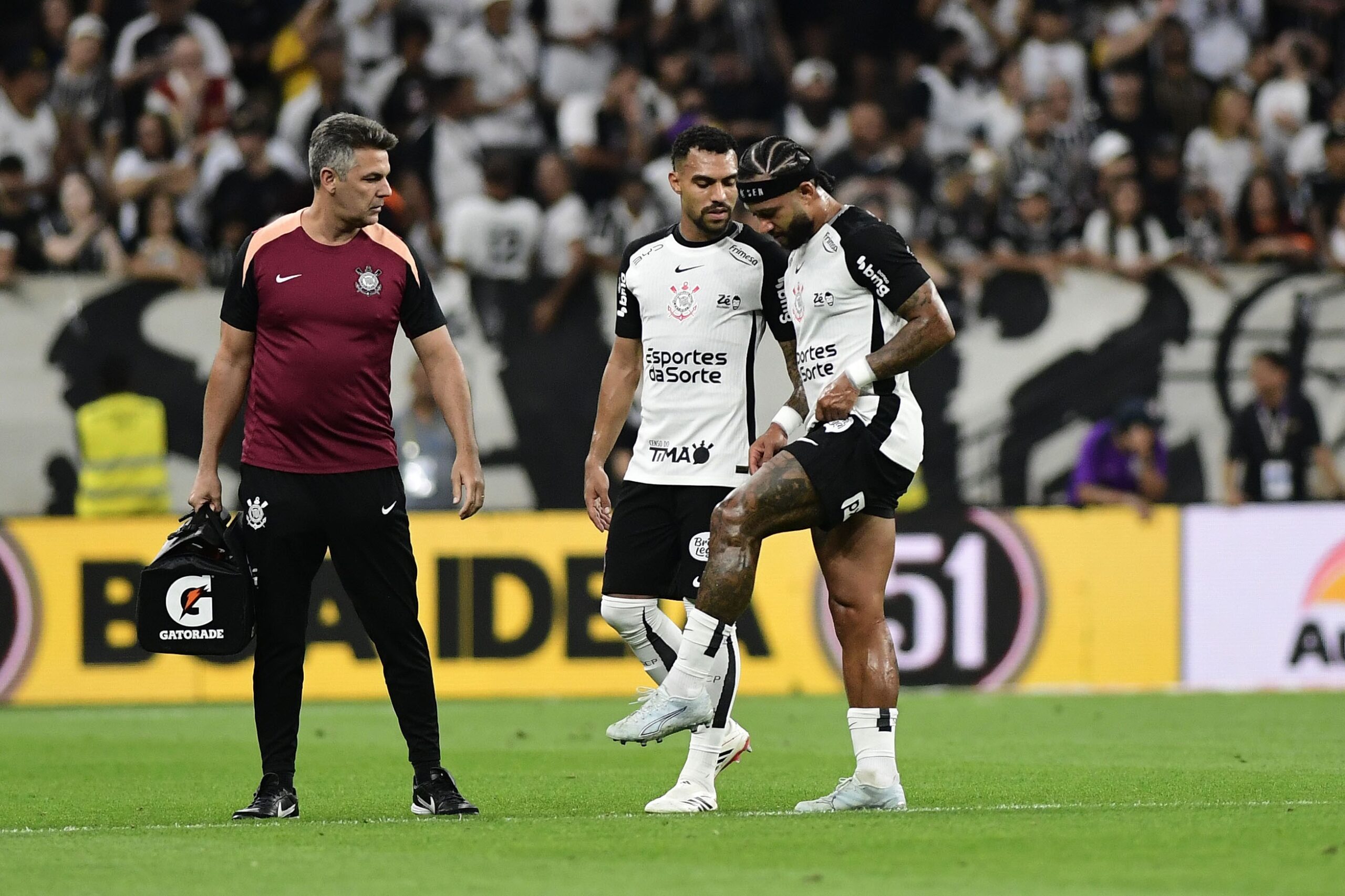 Executivo do Corinthians diz que Memphis pode tratar lesão na Holanda: “Prerrogativa da seleção”