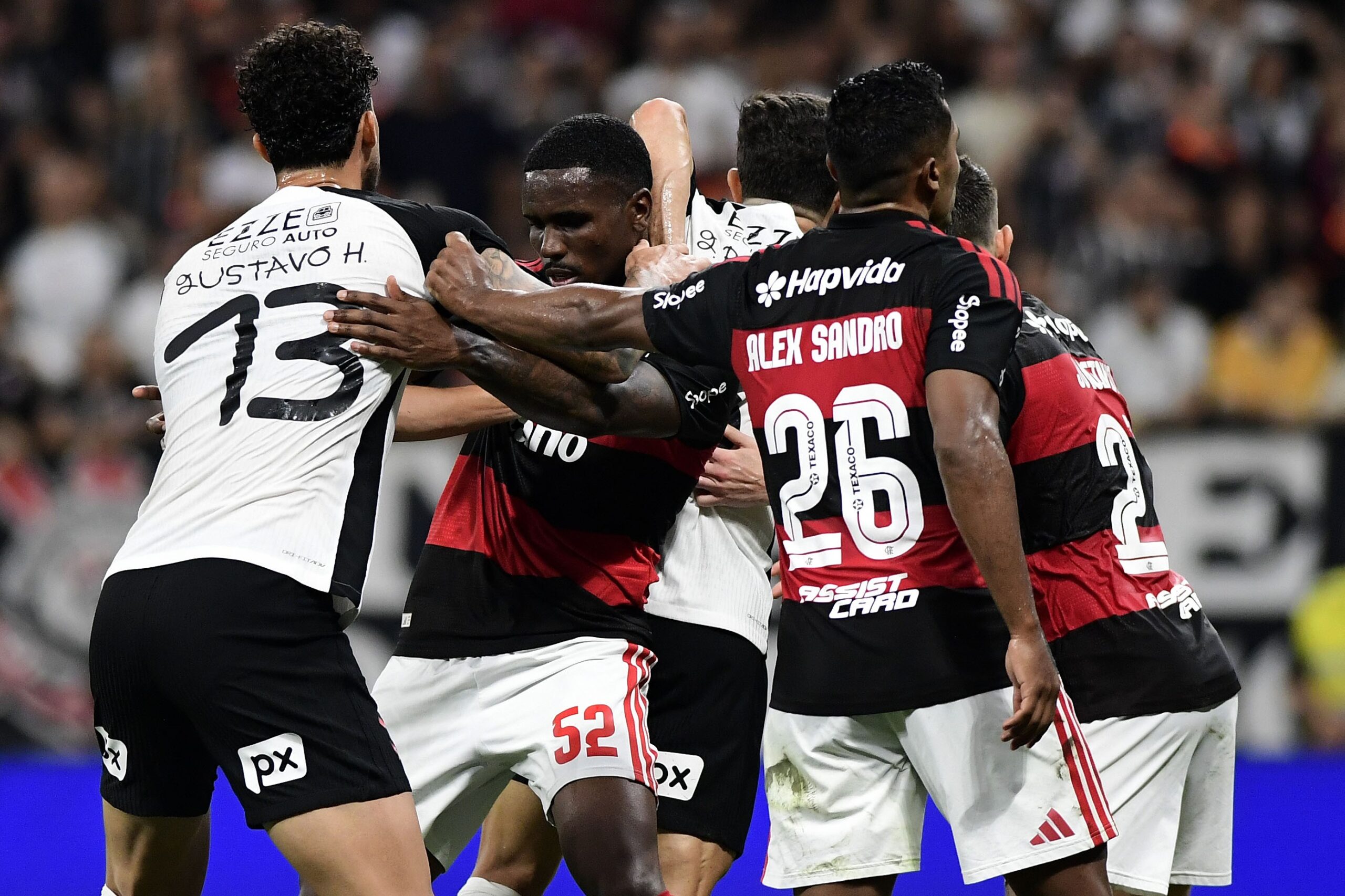 Corinthians piora com um a mais e Flamengo segura empate em Itaquera