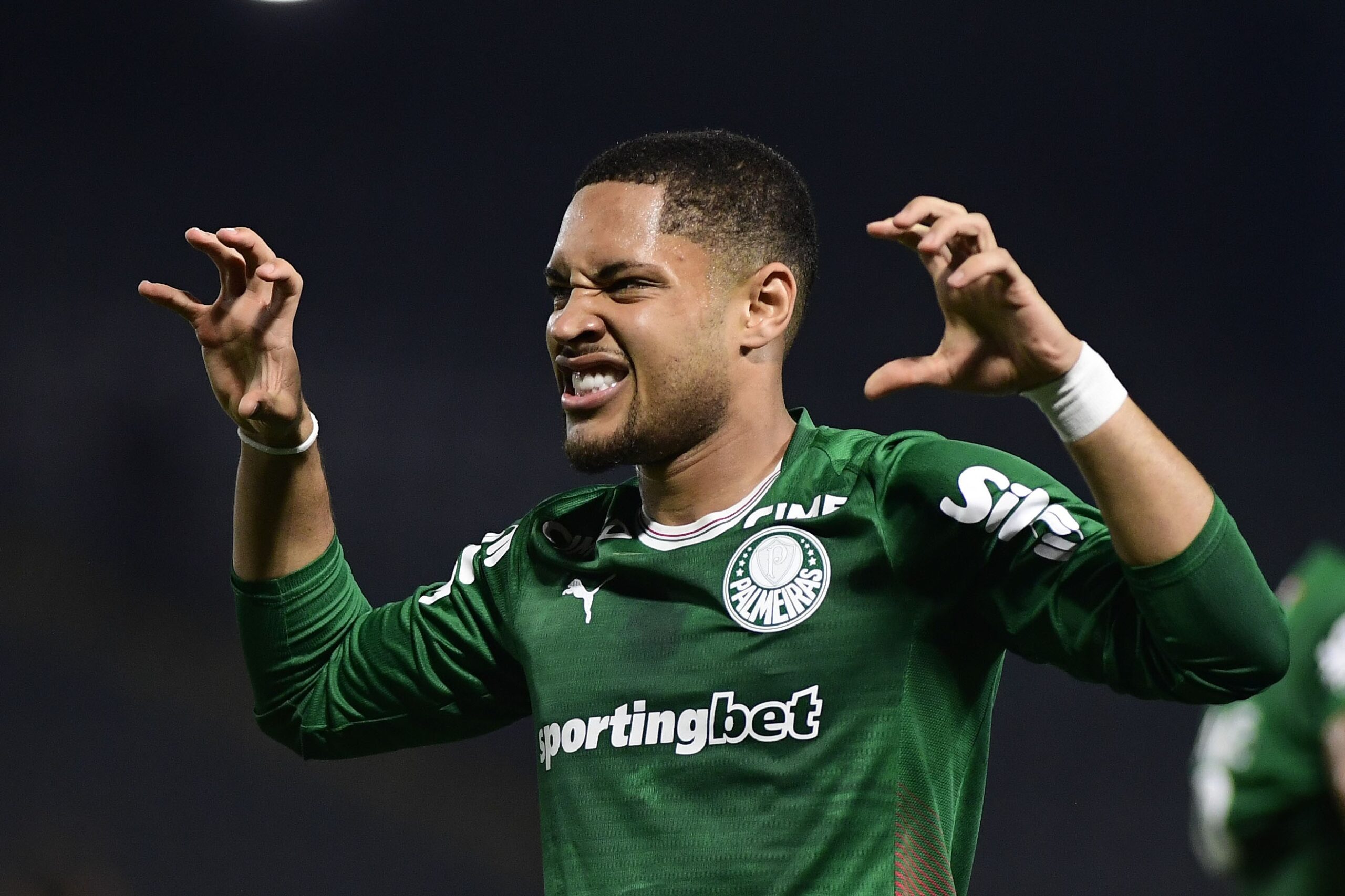 Vitor Roque vira candidato a “matador” de clássicos pelo Palmeiras após saída de Veiga