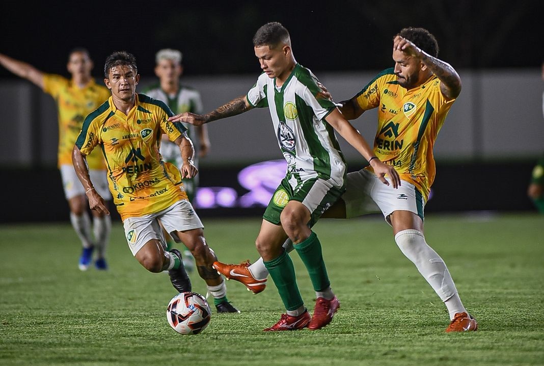 River e Monte Roraima empatam em duelo marcado por expulsões