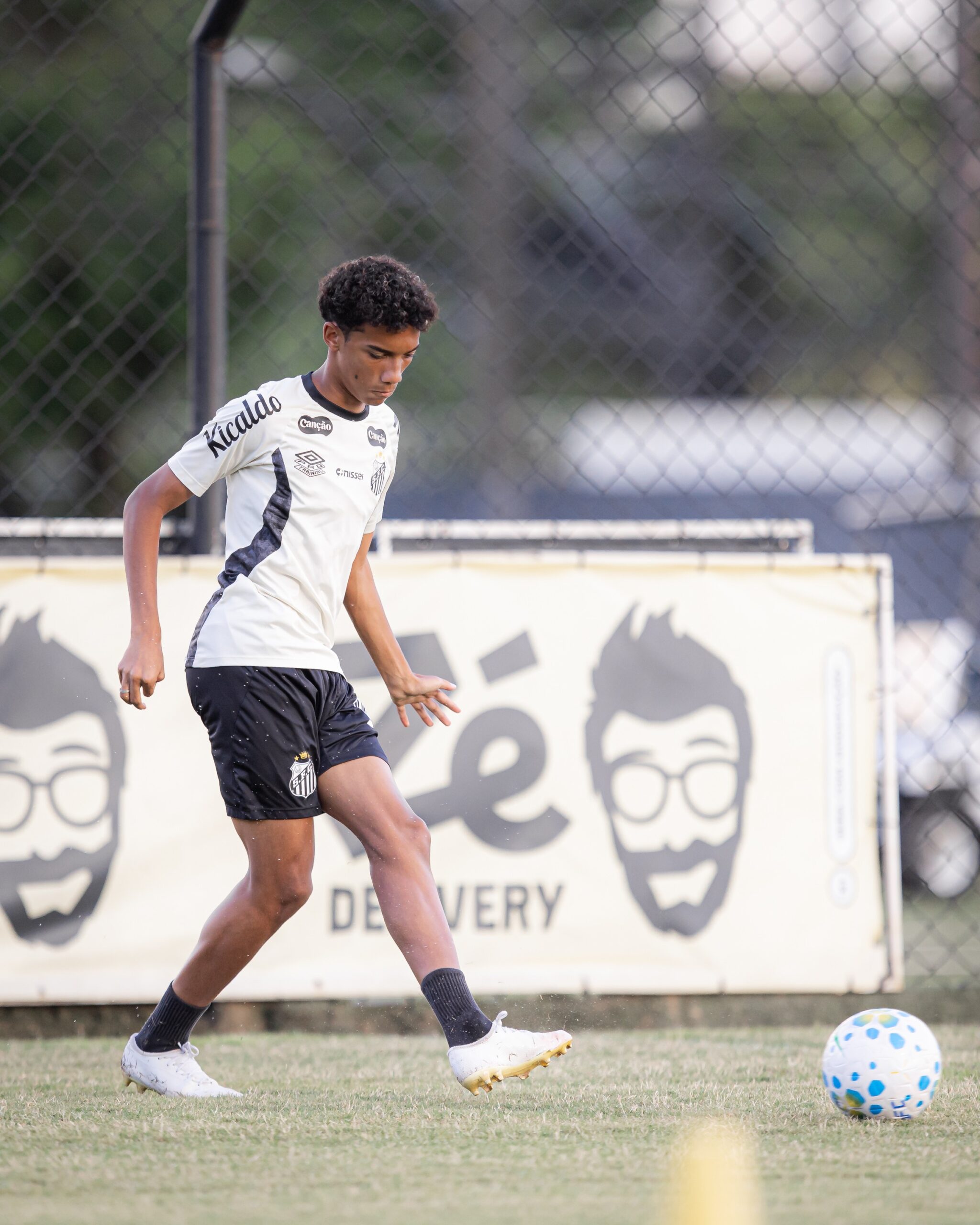 Santos faz reunião e avança para renovar contrato de Robinho Jr.