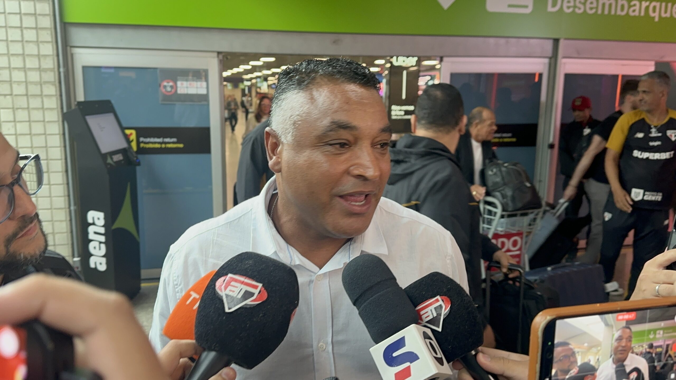 Roger Machado chega a São Paulo para assinar com o Tricolor: “Desafio muito grande”