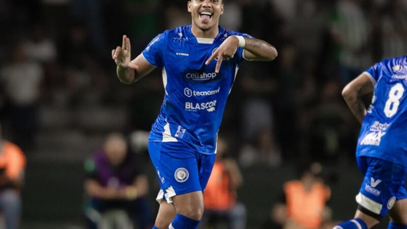 Figueirense contrata atacante Lucas Alves