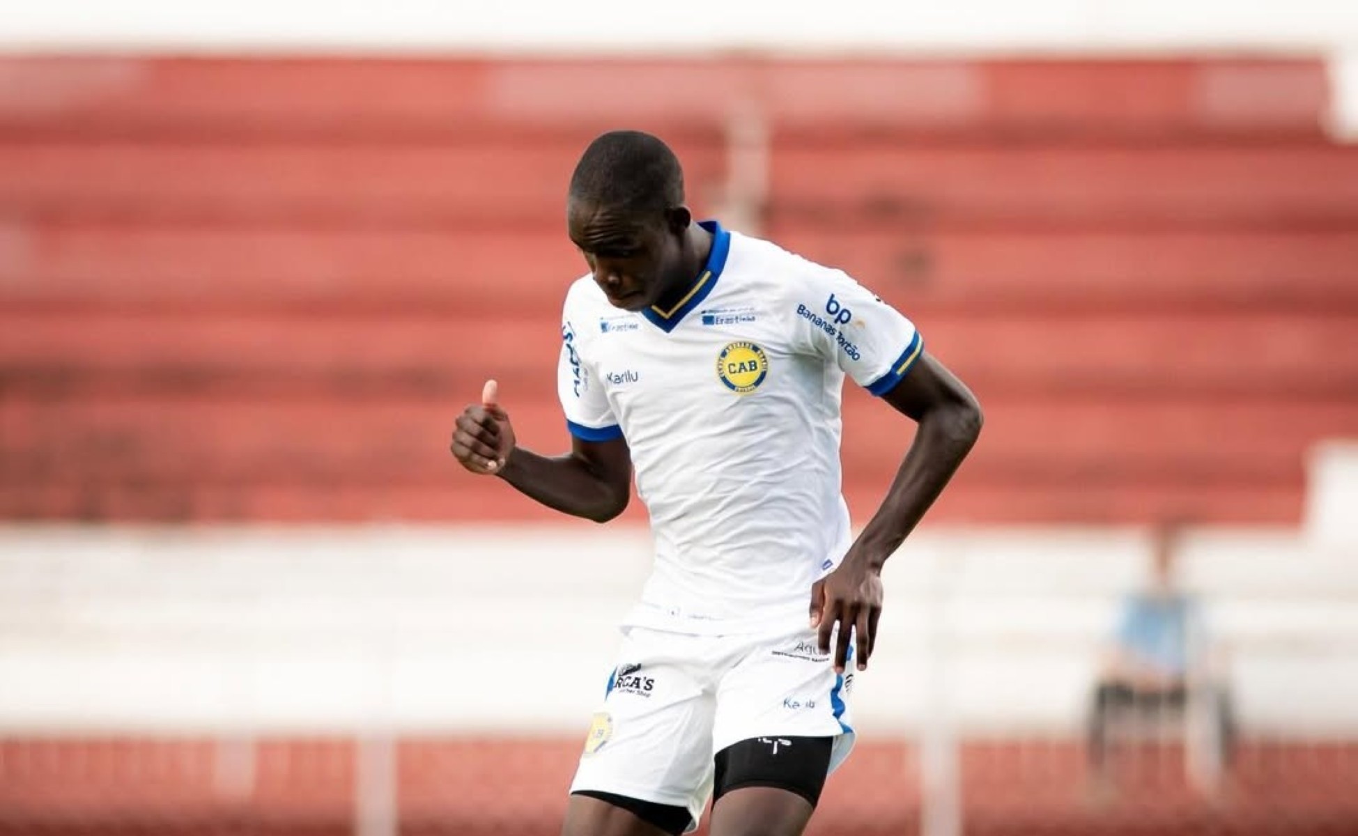 Athletico contrata zagueiro colombiano que disputou o Paranaense para o elenco sub-20