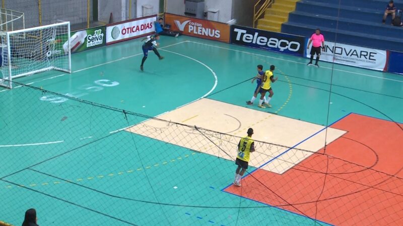 Goleiro defende, chuta da própria área e marca um golaço no futsal; veja o vídeo