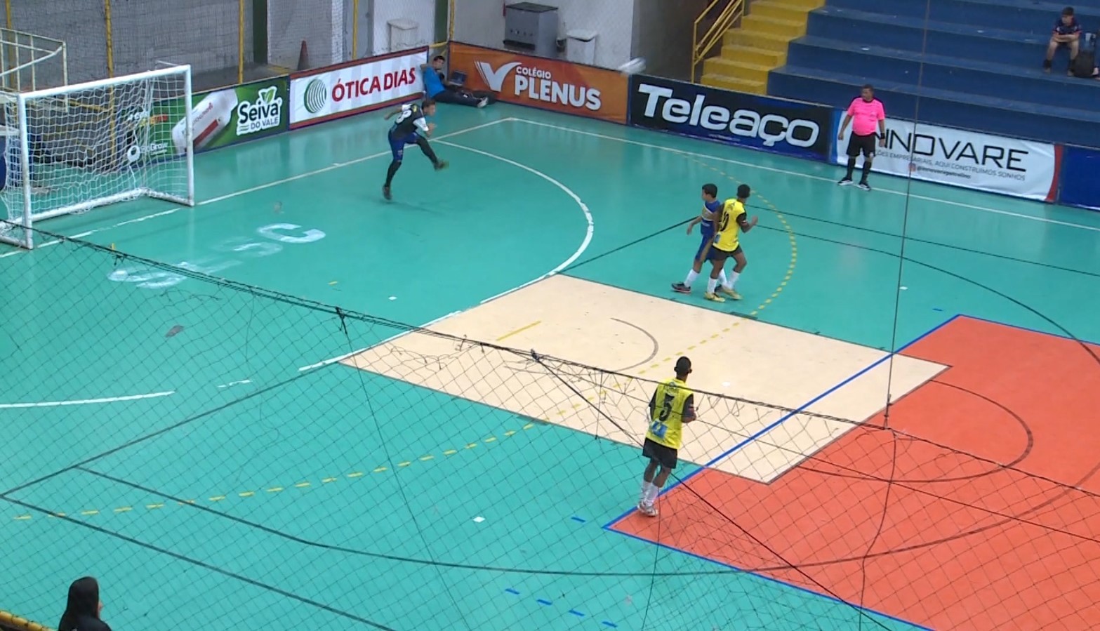 Goleiro defende, chuta da própria área e marca um golaço no futsal; veja o vídeo