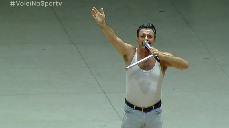 Animador de torcida fantasiado de Freddie Mercury rouba a cena em vitória do Suzano na Superliga; vídeo