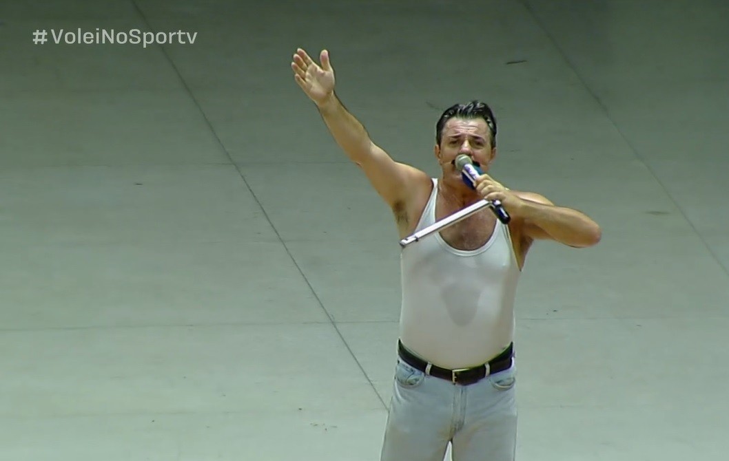 Animador de torcida fantasiado de Freddie Mercury rouba a cena em vitória do Suzano na Superliga; vídeo