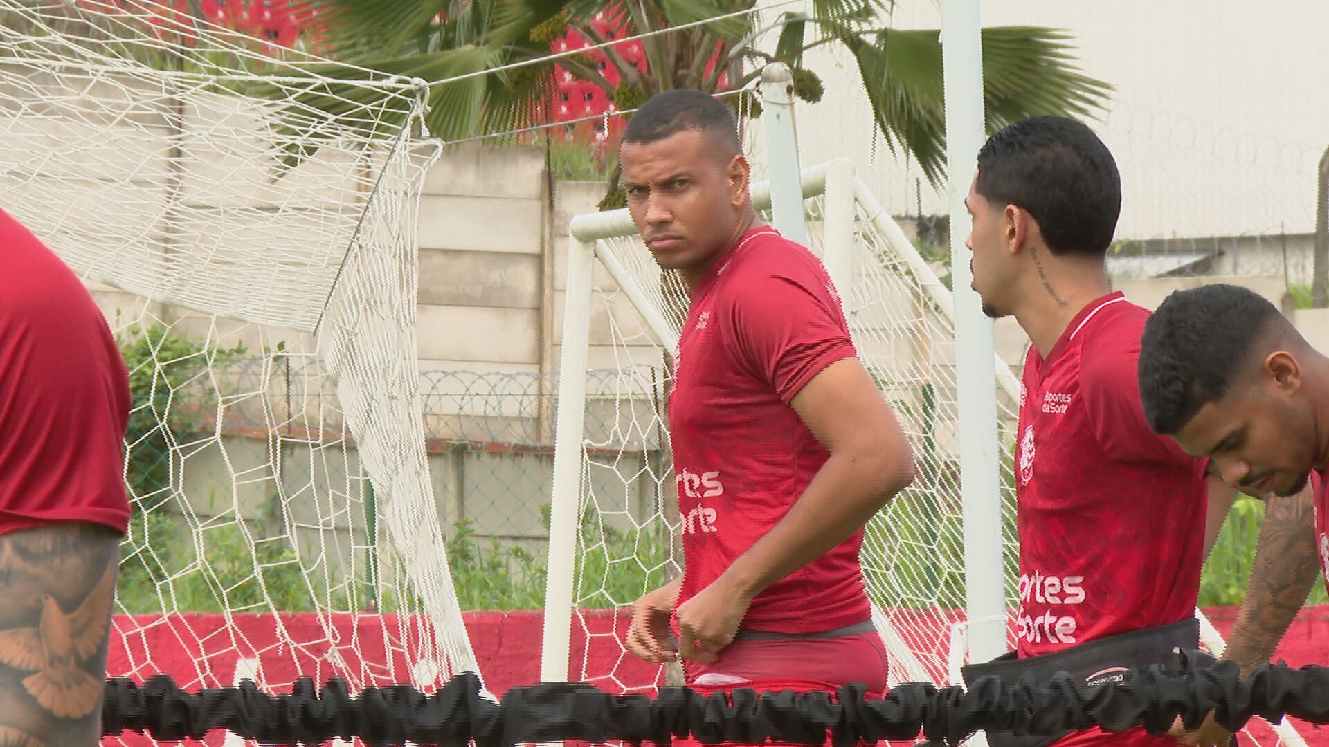 Zagueiro treina e volta a ficar à disposição do Náutico para a final do Pernambucano