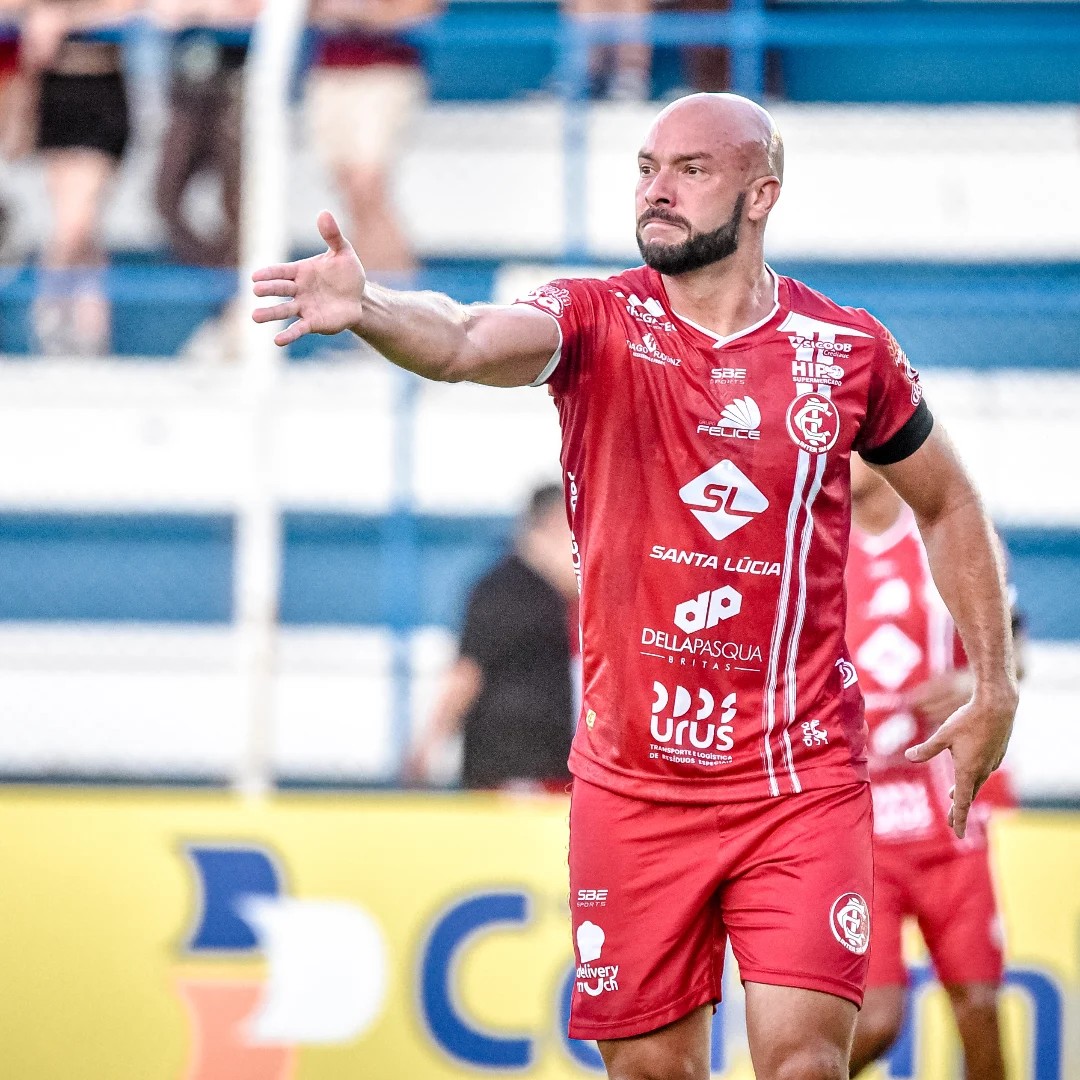 Marília anuncia a contratação do atacante Michel Henrique