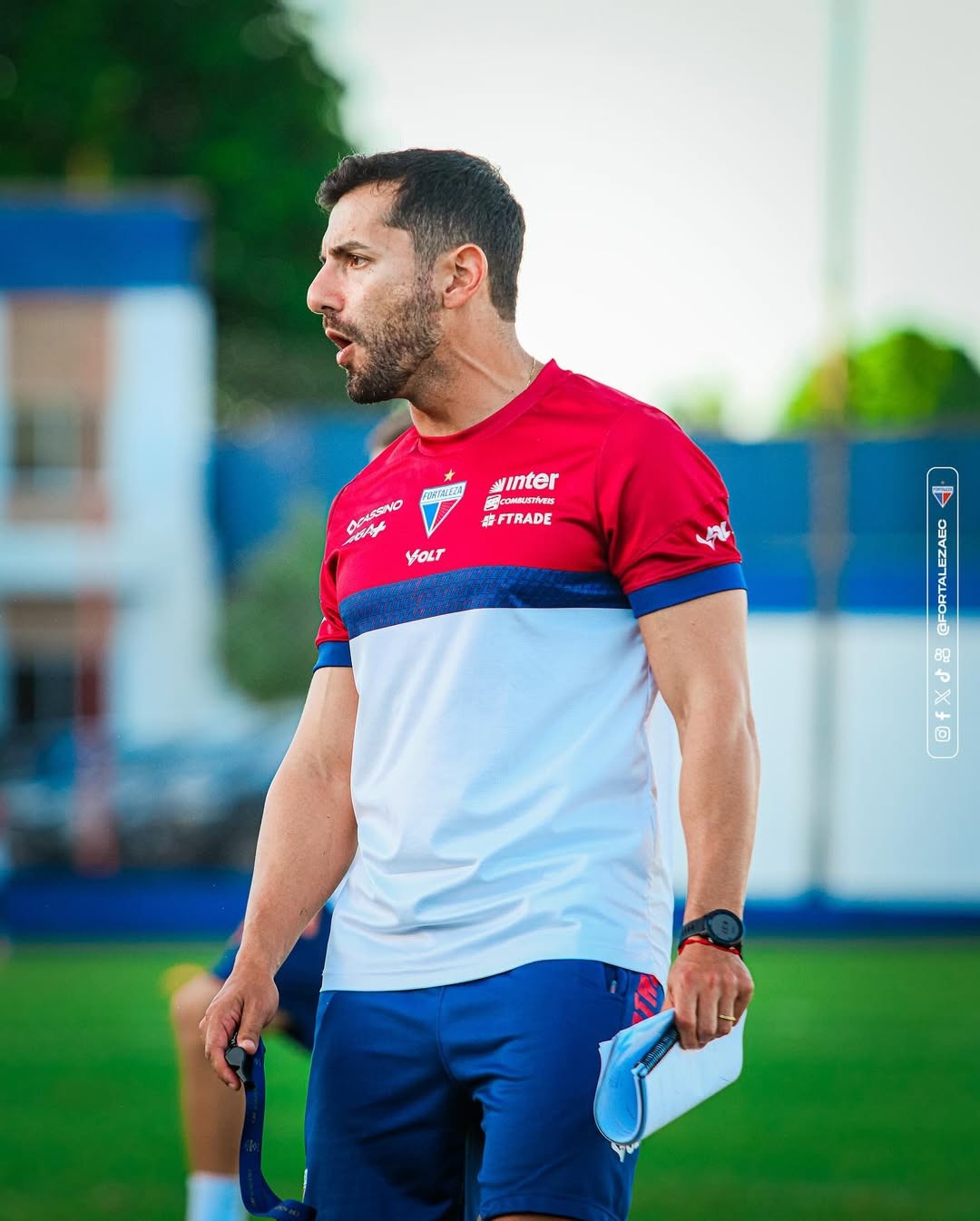 Bastidores: sem acordo salarial, Fortaleza já buscava substituto antes de demitir Léo Porto