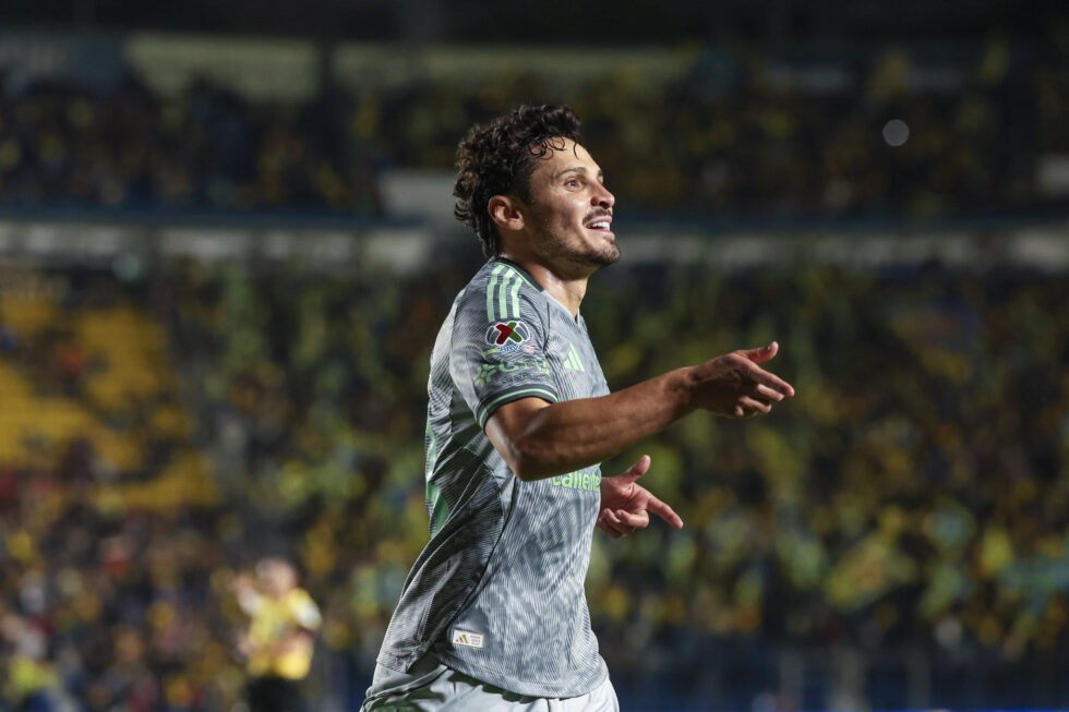 Veiga, ex-Palmeiras, colhe frutos perto do gol e marca em dois jogos seguidos: “Mais avançado”