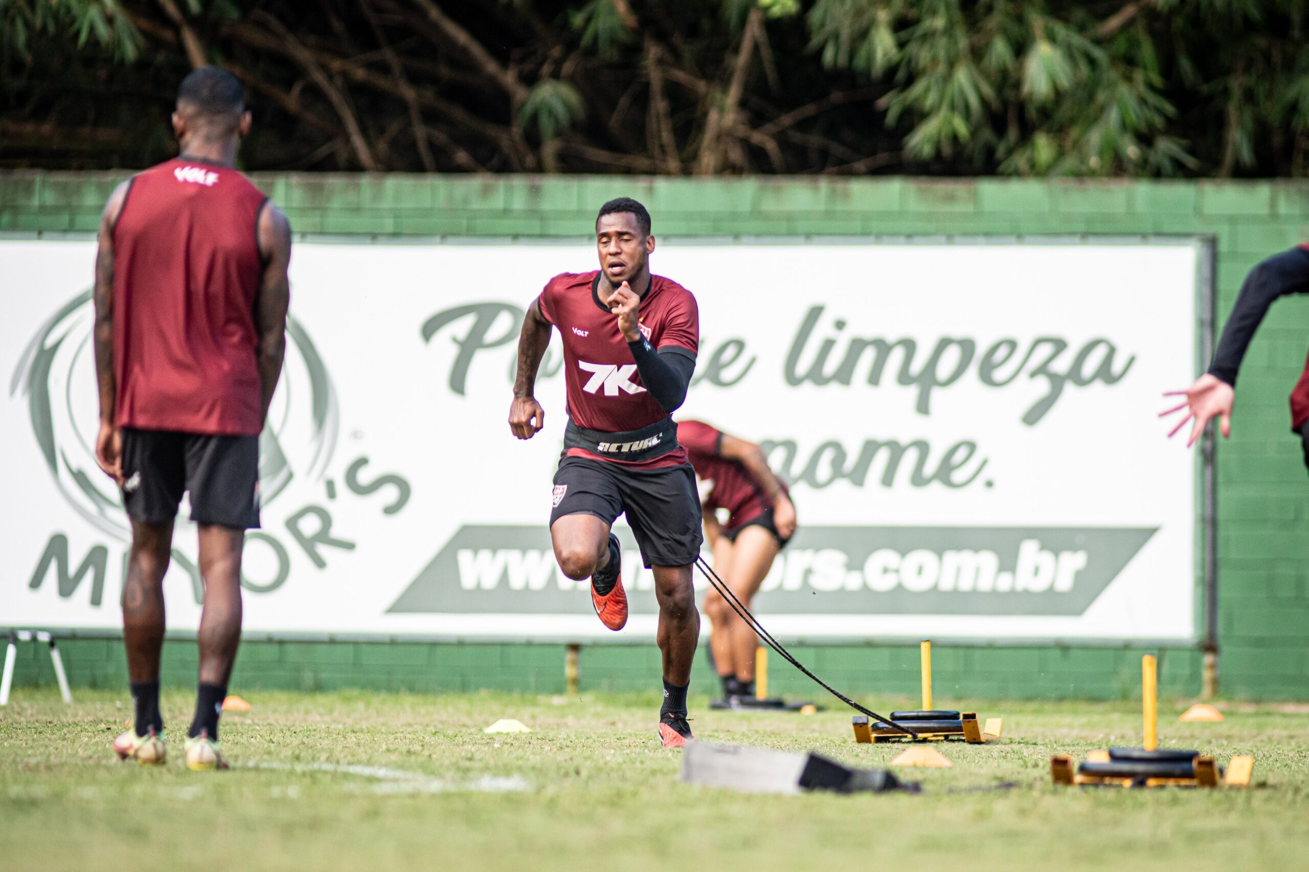 Desfalque do Vitória, Dudu fará exames em São Paulo para avaliar chance de cirurgia na coluna