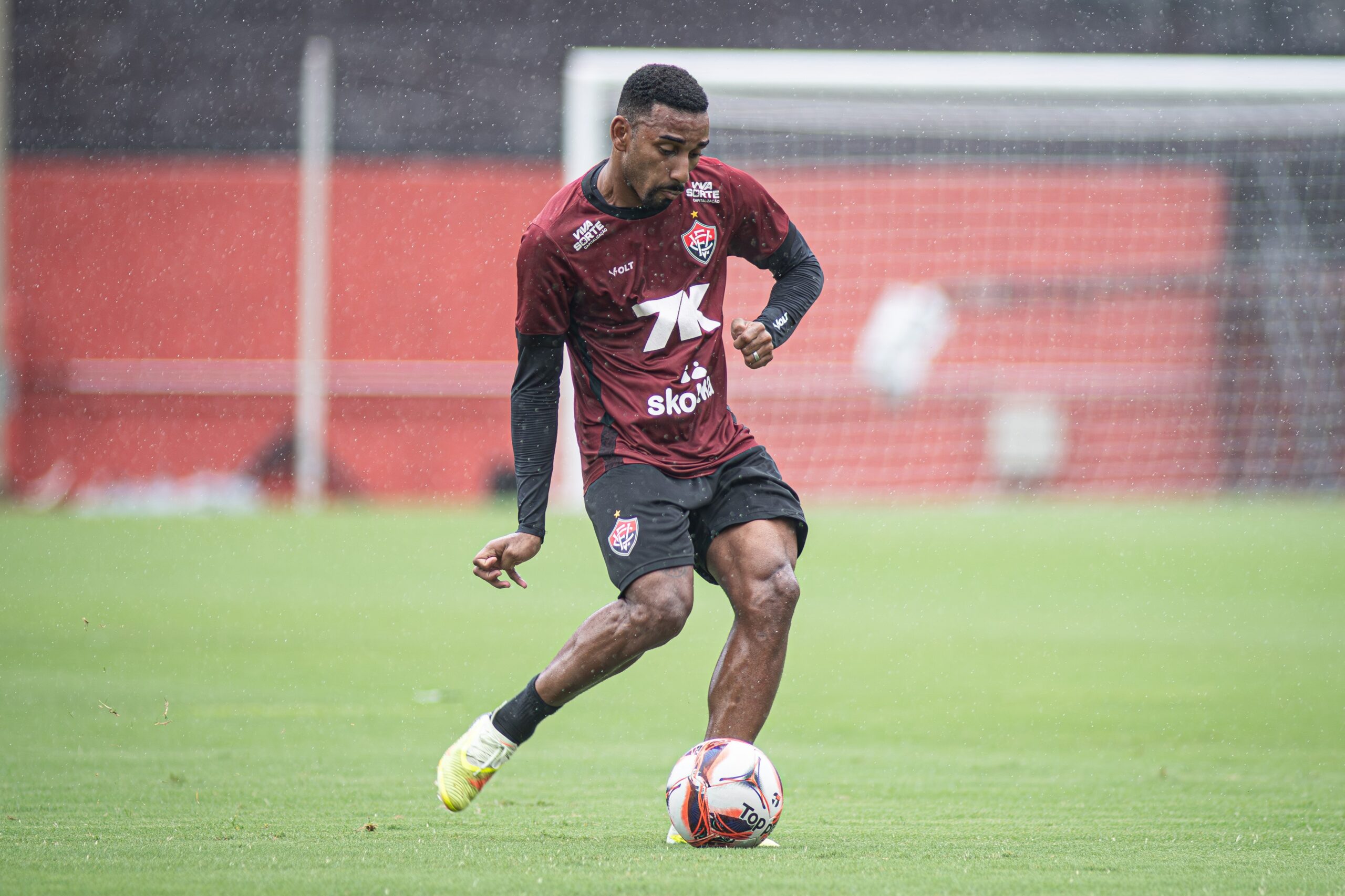 Mateus Silva sofre lesão na coxa e desfalca o Vitória contra o Grêmio