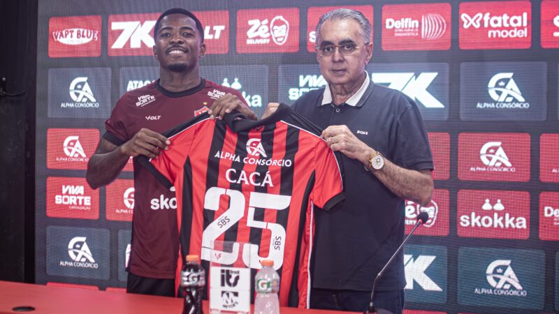 Reforço de “alto investimento”, Cacá é apresentado pelo Vitória e cita DNA de zagueiros na família
