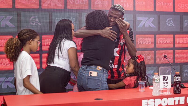 Torcedor do Vitória, Anderson Pato chora em apresentação e conta dificuldades da infância e da várzea