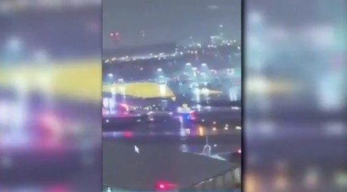 VÍDEO mostra avião colidindo com caminhão de bombeiros em Nova York; pilotos morreram