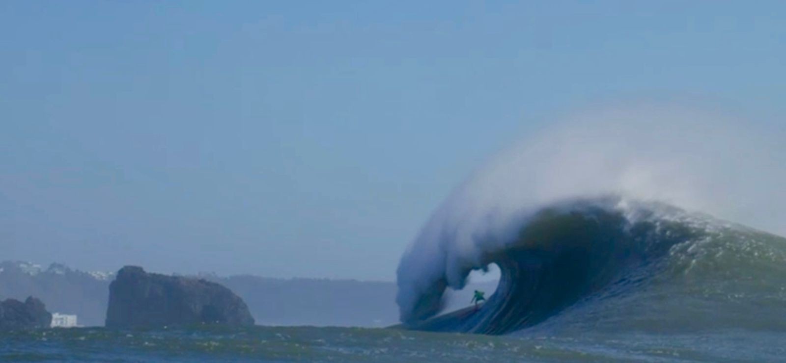 Brasileiro Vini dos Santos surfa onda gigante sem auxílio de jet ski em Nazaré