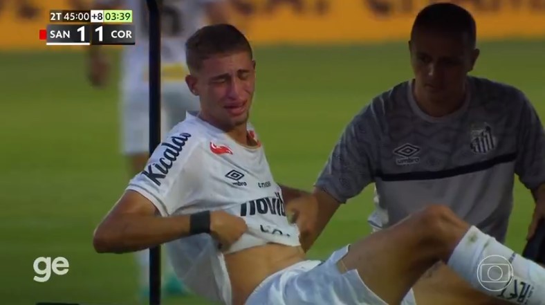 Vinicius Lira rompe o ligamento do joelho esquerdo e não deve mais defender o Santos na temporada