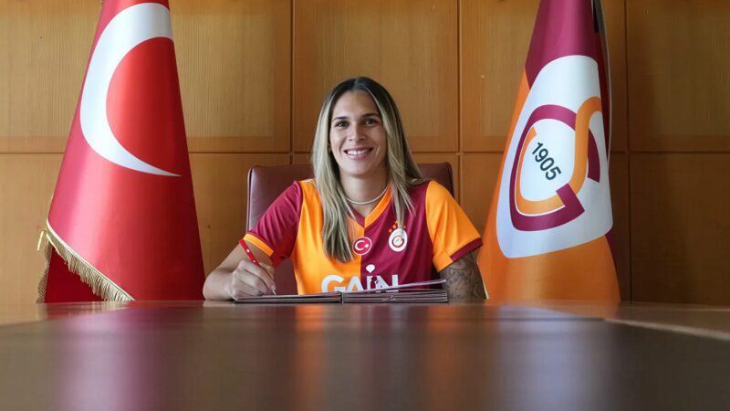 Vitória Almeida é apresentada como atacante do Galatasaray, da Turquia