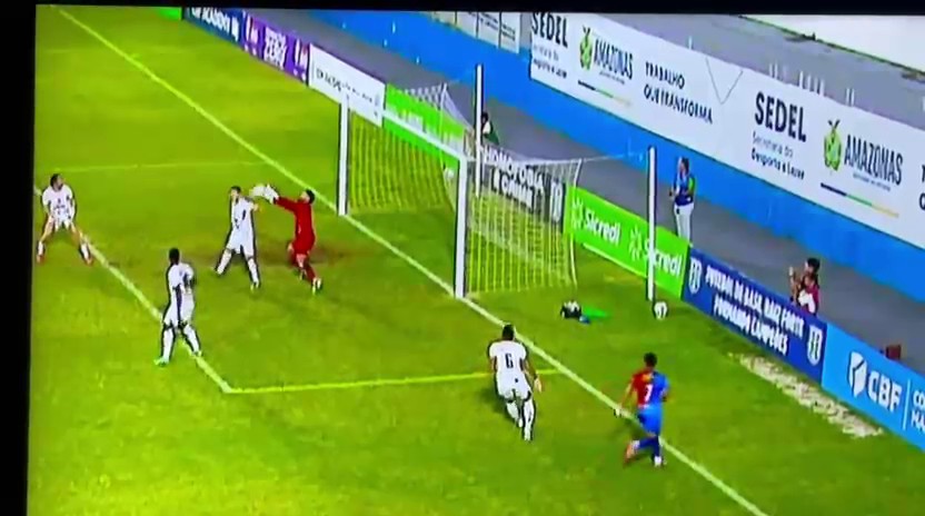 Nova regra? Clube é eliminado na semi após árbitro marcar pênalti por goleiro defender com as mãos