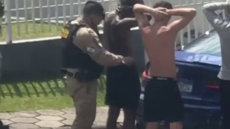 Atacante do Athletico é abordado por policiais por dirigir sem habilitação em Curitiba; veja vídeo
