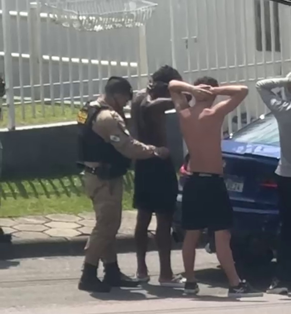 Atacante do Athletico é abordado por policiais por dirigir sem habilitação em Curitiba; veja vídeo