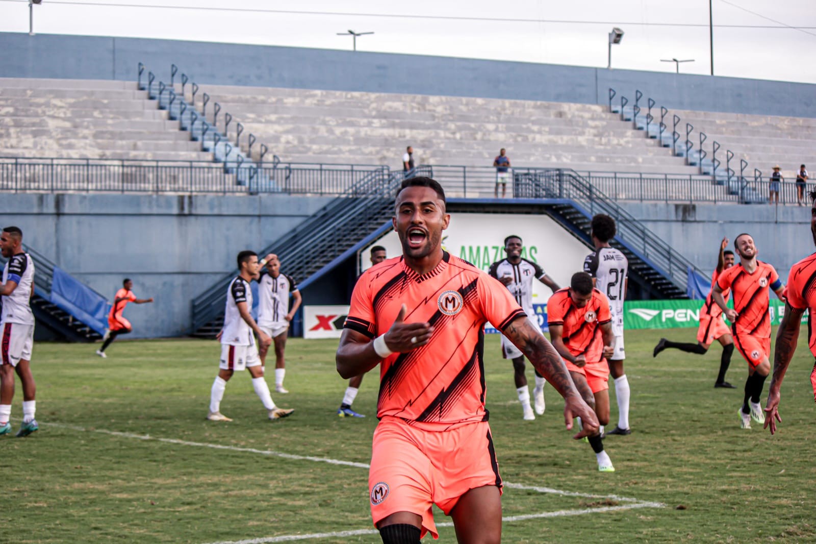 CSA oficializa a contratação de três jogadores