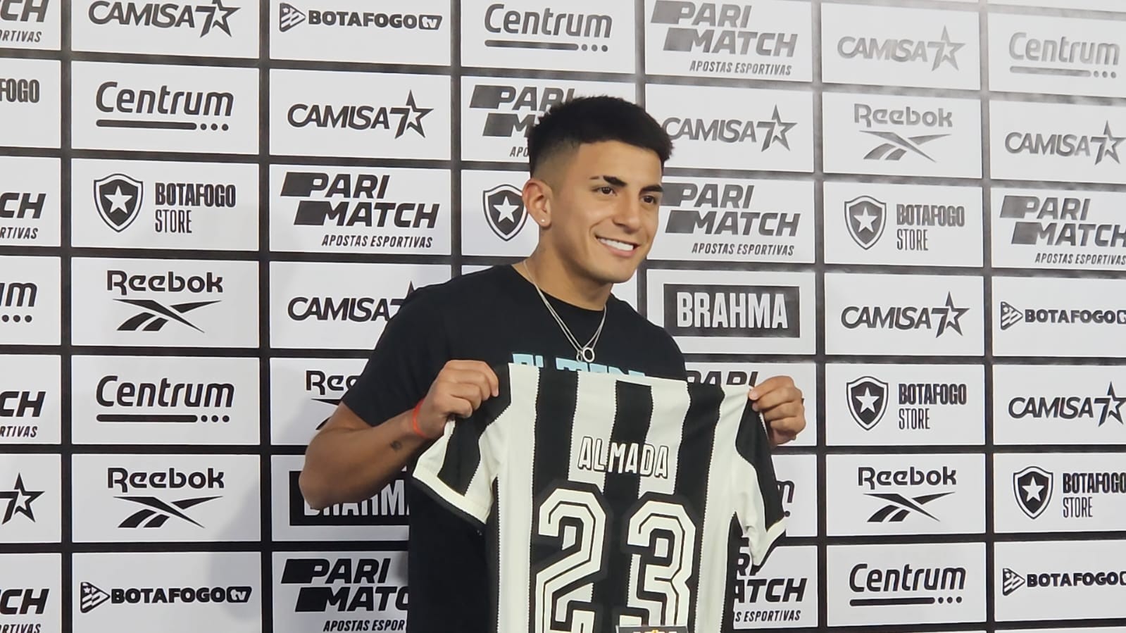 Botafogo corre contra o tempo para quitar parcela de dívida por Almada e fugir de novo transfer ban