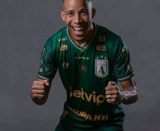 Central acerta chegada de lateral-esquerdo Jackson