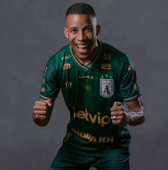 Central acerta chegada de lateral-esquerdo Jackson