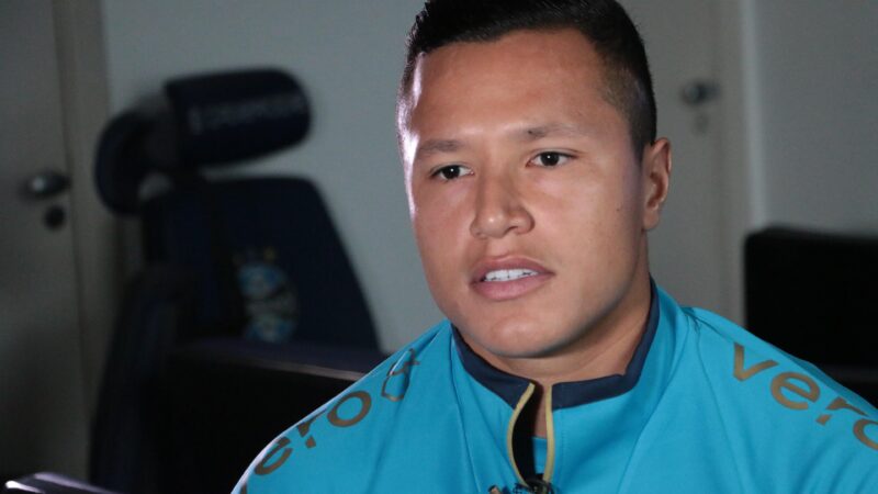 Marlon retorna ao CT do Grêmio para iniciar tratamento após fratura e cirurgia