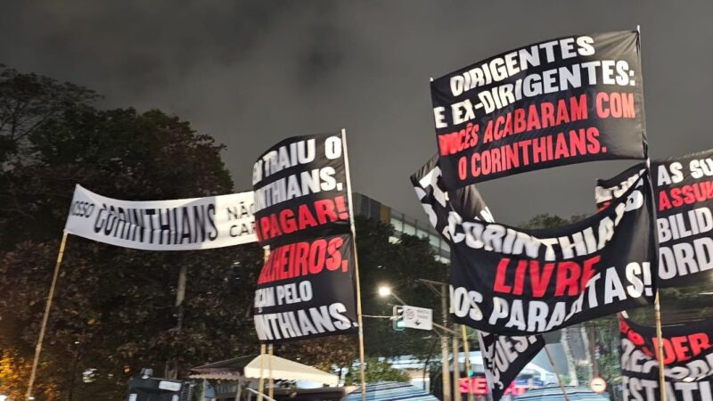 Sócios do Corinthians protocolam pedido de intervenção judicial