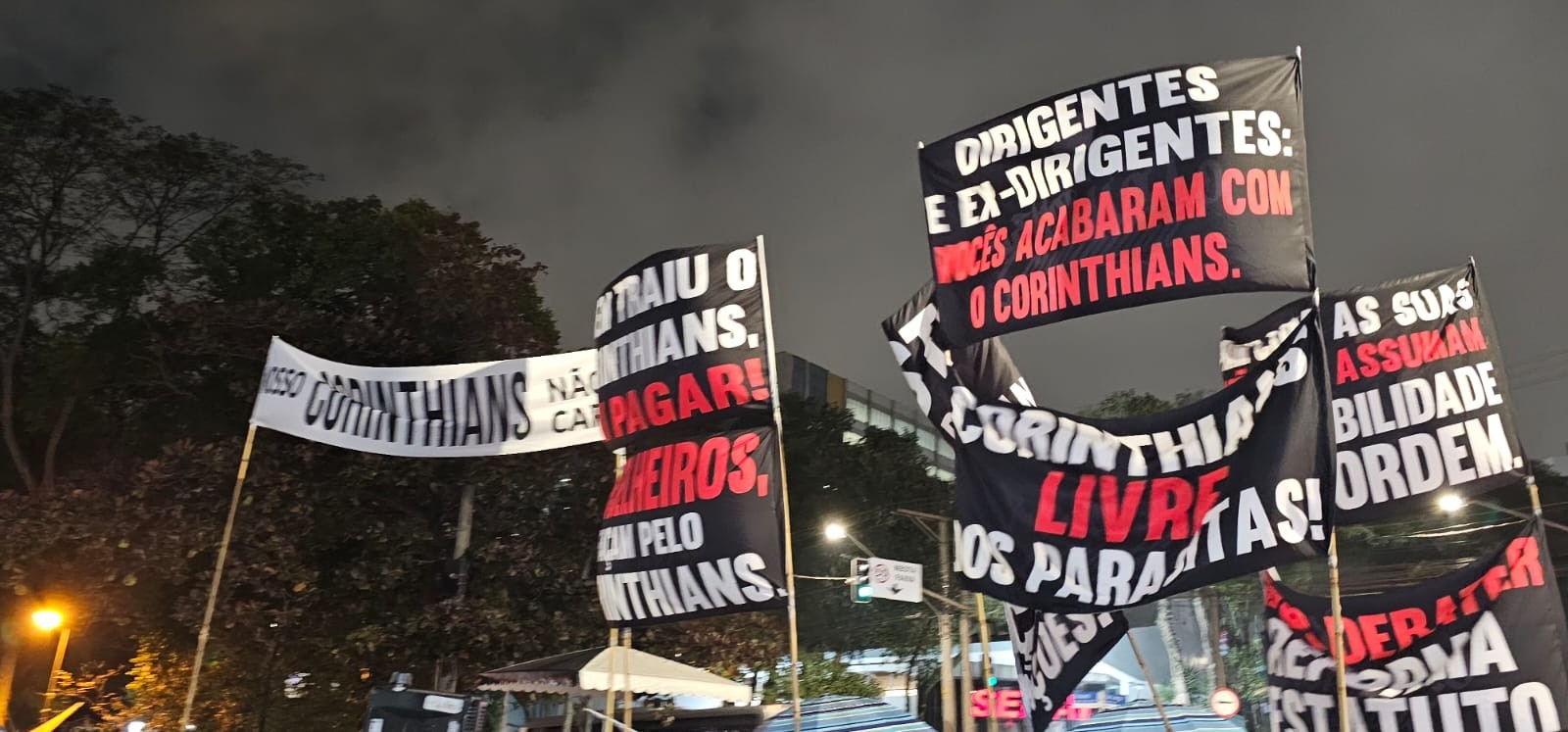 Sócios do Corinthians protocolam pedido de intervenção judicial