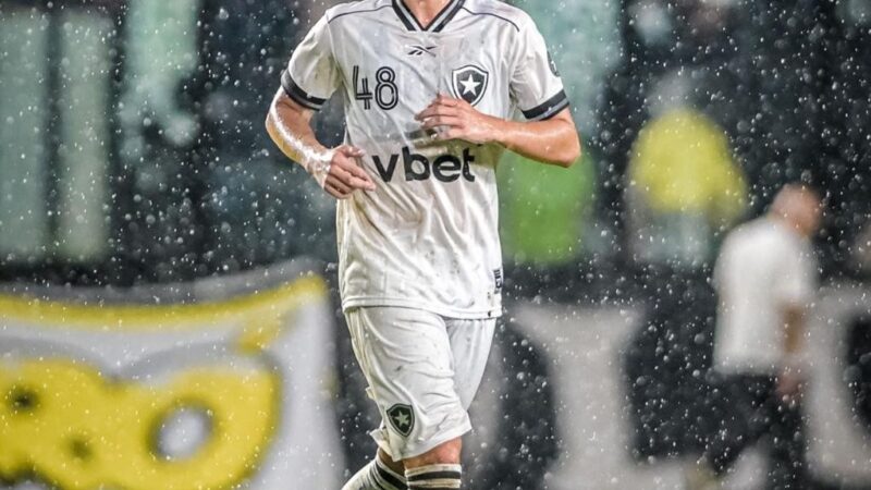 Com multa de R$ 483 milhões, Botafogo renova contrato do meia Arthur Novaes