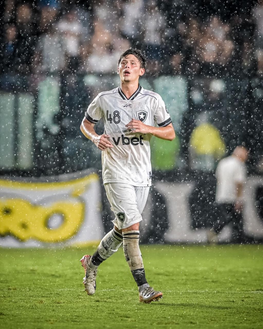 Com multa de R$ 483 milhões, Botafogo renova contrato do meia Arthur Novaes