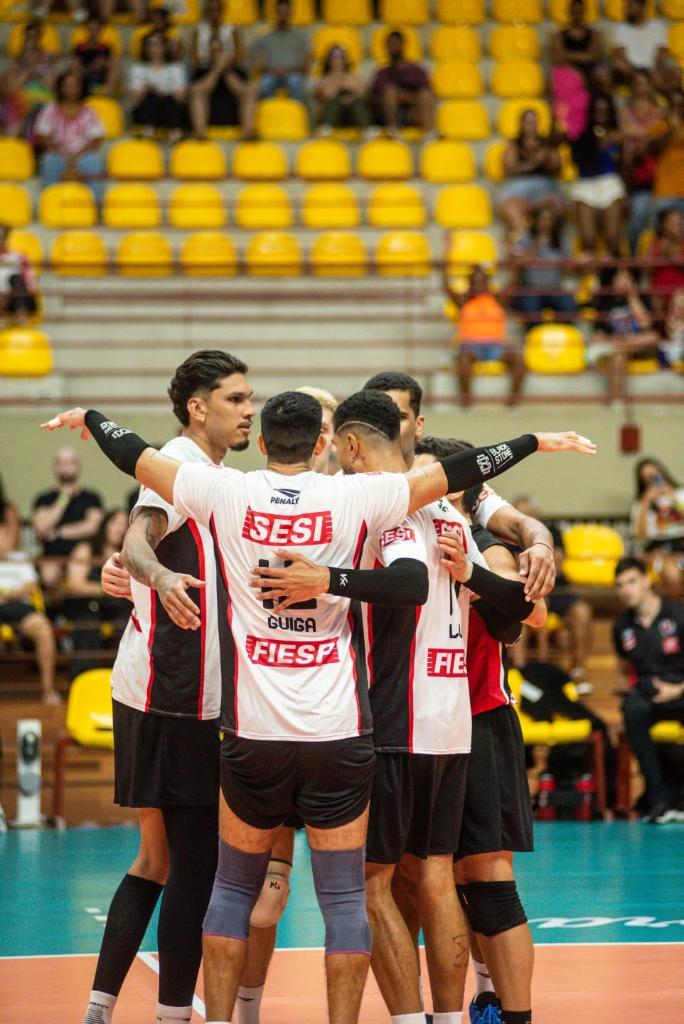 Sesi-Bauru faz confronto direto com o Monte Carmelo na Superliga Masculina