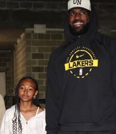 Filha de LeBron James faz cesta de costas e chama atenção durante aquecimento dos Lakers