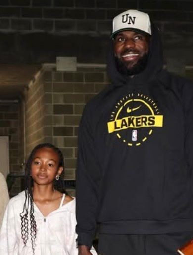 Filha de LeBron James faz cesta de costas e chama atenção durante aquecimento dos Lakers