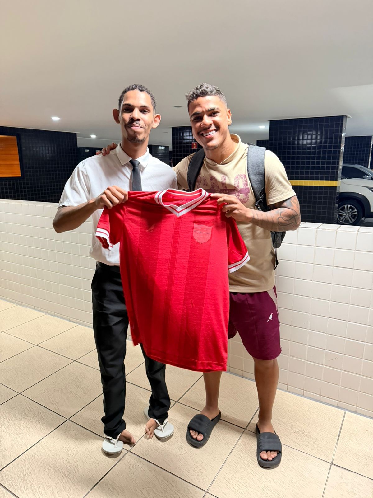 Após vitória na final, Geovane dá a camisa do CRB ao porteiro do prédio: “Nos emprestou até talher”